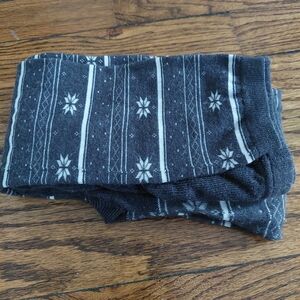 Uniqlo Women's S/M Grey and White Snowflake Patterned HeatTech Knit Leggings